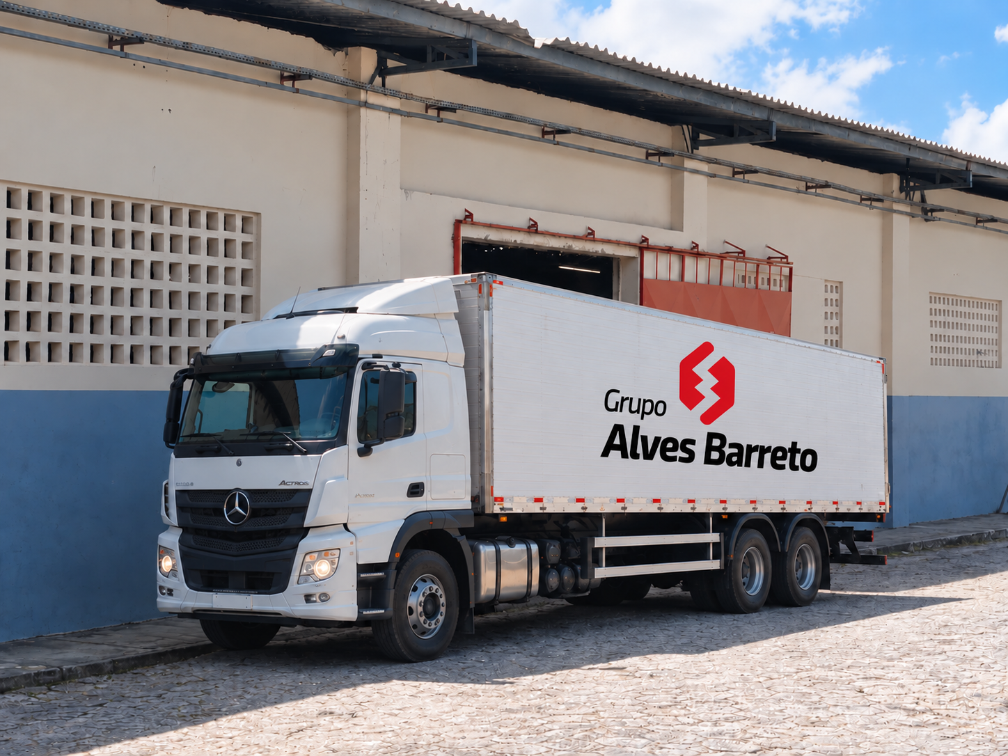 Caminhão do Grupo Alves Barreto no pátio industrial